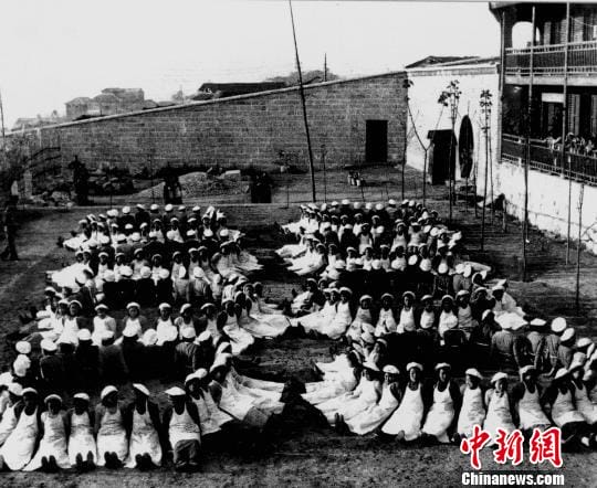 图为重庆大轰炸期间，重庆裕华纱厂多次被炸毁，损失极为惨重。但全厂职工没有屈服，他们随炸随建，不到两个月时间又恢复了生产。图为1941年裕华纱厂女工在厂内空地上做团体操。资料图